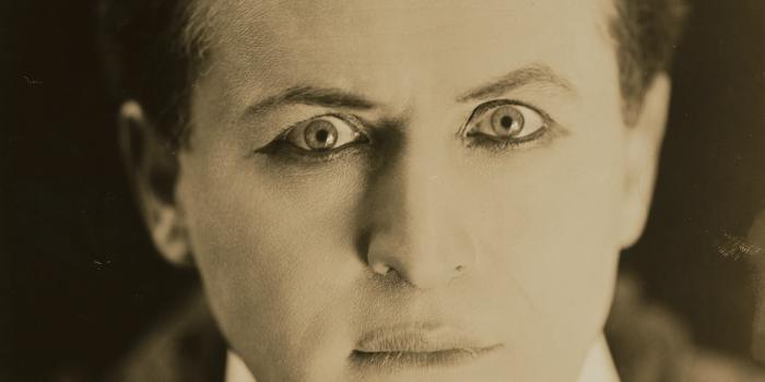 Harry Houdini: Il Maestro dell’Escapologia e dell’Illusionismo