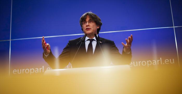 Carles Puigdemont annuncia candidatura alle elezioni in Catalogna