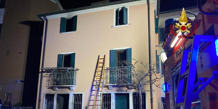 Tragico incendio a Sottomarina: tre vittime nella casa a tre piani