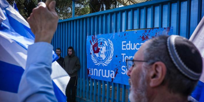 Emergenza umanitaria nella Striscia di Gaza: Israele blocca le spedizioni di cibo dell’UNRWA