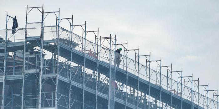 Foto di un'impalcatura intorno a un condominio