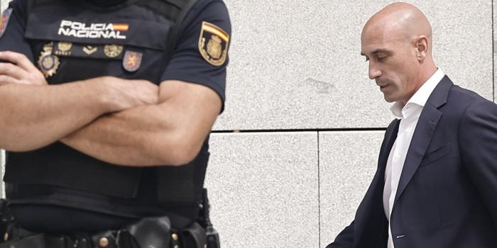 Condanna richiesta per ex presidente Federcalcio spagnola per bacio non consensuale