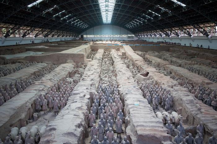 L'esercito di terracotta in un hangar