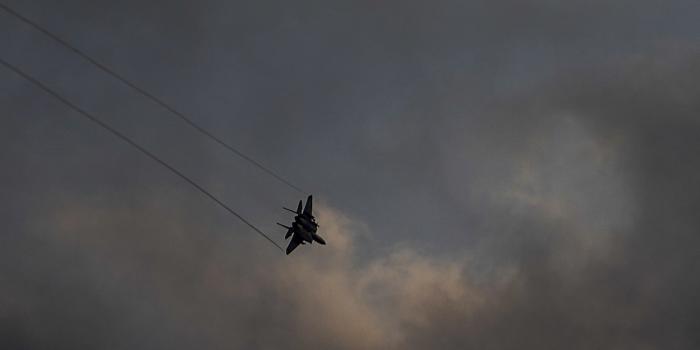 Intensi bombardamenti aerei a Aleppo: Israele accusato di attacco a deposito di armi di Hezbollah