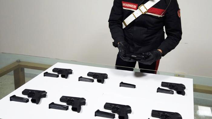 Arrestato con 8 pistole automatiche: il problema delle armi illegali in Europa