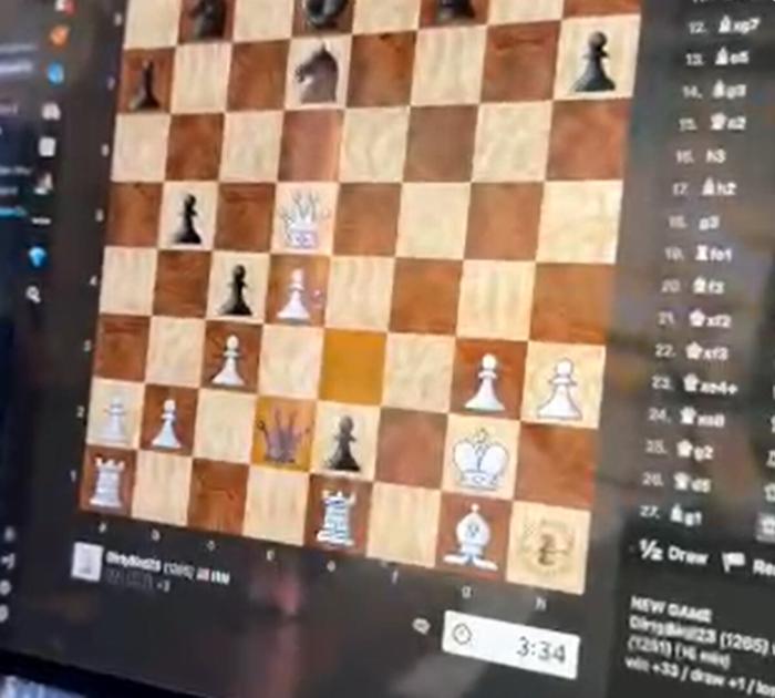 Screenshot da video Neuralink gioca a scacchi chip