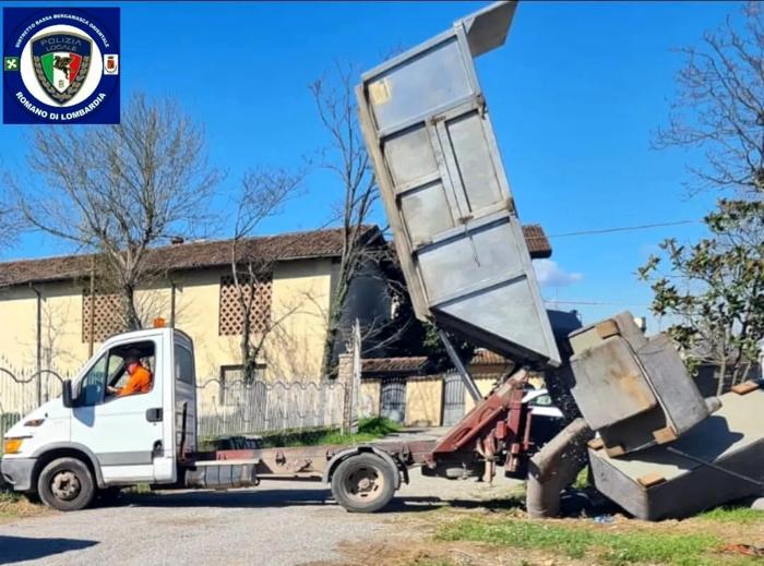 I divani scaricati davanti a casa del furbetto