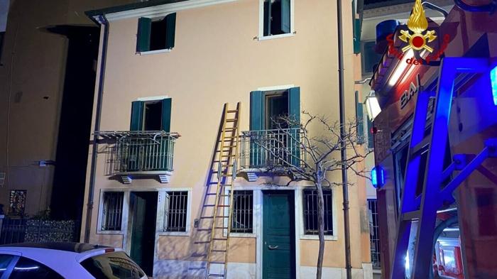 Incendio mortale a Chioggia: tre vittime e un eroe