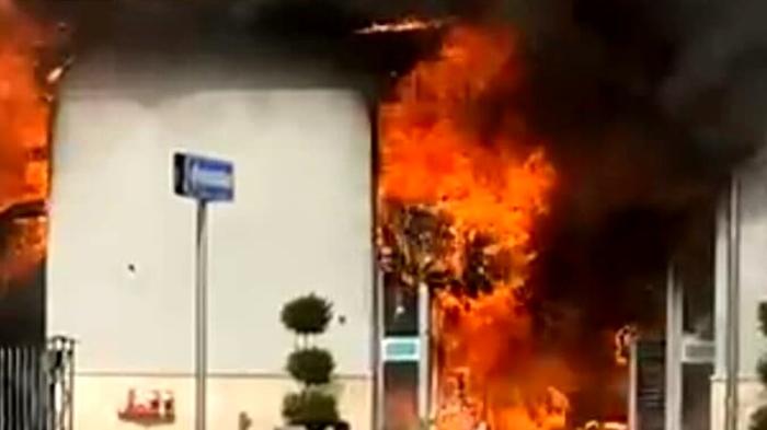 Incendio devastante al centro commerciale Kasawika a Carovigno