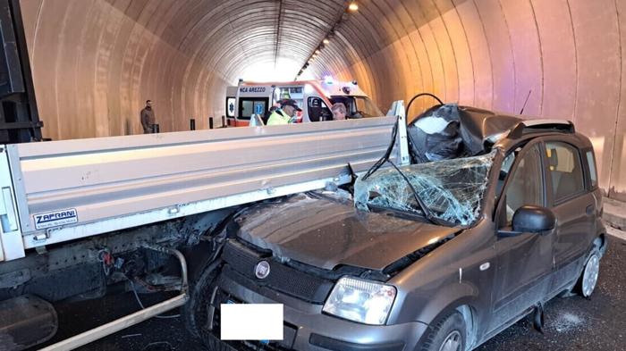 Incidente autostradale nella galleria Piffarino: operaio investito