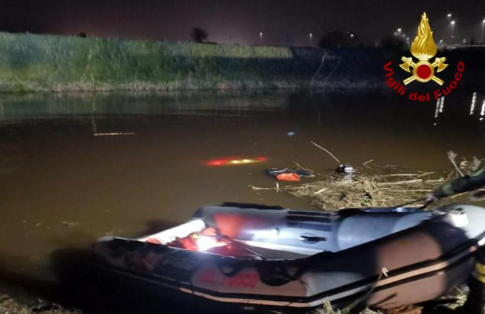 L'auto nel canale. Foto vigili del fuoco L'auto nel canale. Foto vigili del fuoco