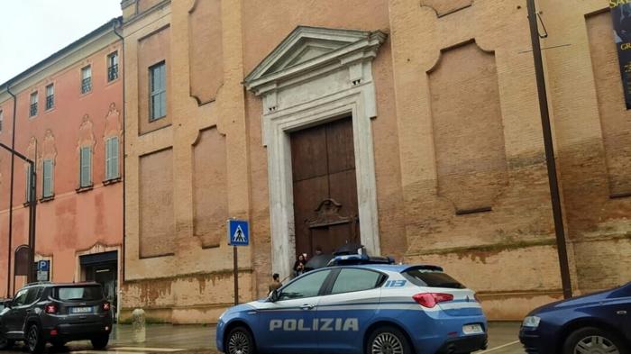 Attacco con coltello in chiesa: l’artista Andrea Saltini ferito