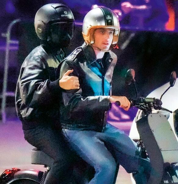 Mengoni e Casizzone sullo scooter, foto da Chi Mengoni e Casizzone sullo scooter, foto da Chi