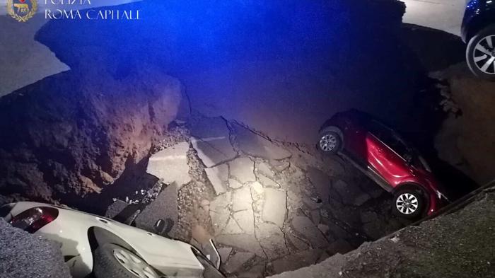 Voragine a Roma: Due Auto Inghiottite nel Quadraro