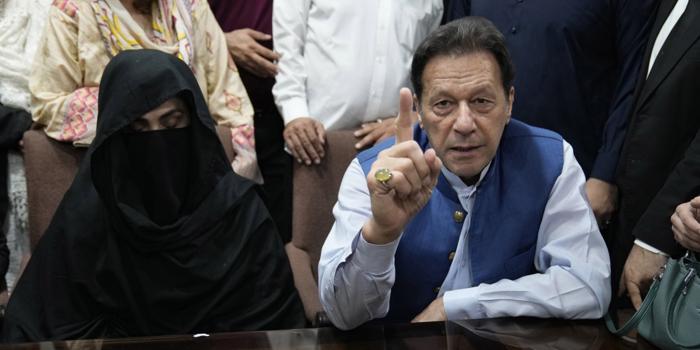 Imran Khan: Sospesa condanna per corruzione, ma resterà in carcere