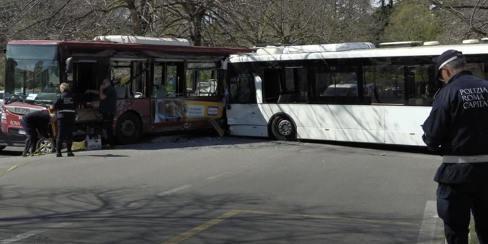 Incidente tra autobus a Roma: almeno 9 feriti