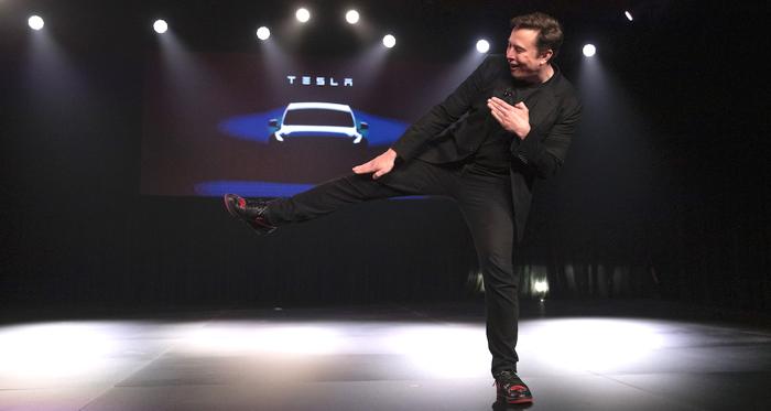 Tesla abbandona l’auto economica per il robotaxi: sfide e strategie