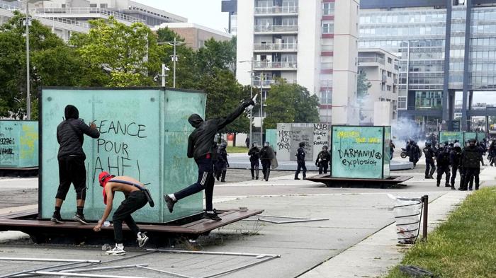 Coprifuoco per i minori in Francia: misura contro la criminalità giovanile