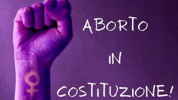 Diritto all’aborto in Costituzione: la petizione che sta scuotendo l’Italia