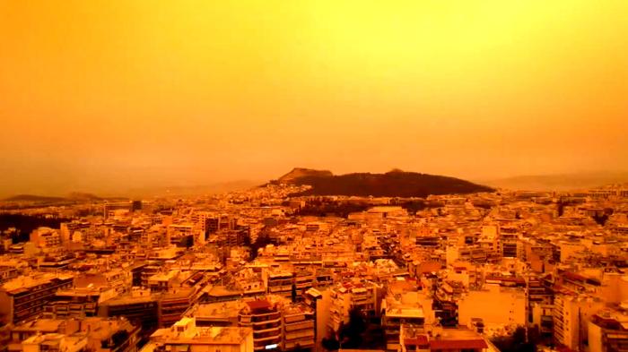 Fenomeno della polvere del Sahara ad Atene: il Partenone avvolto in un’atmosfera da Marte