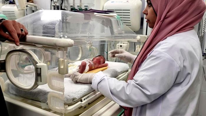 Tragedia a Gaza: la storia di Sabreen, neonata salvata ma persa