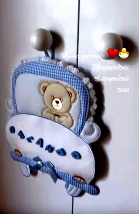 Nella cameretta ci sono peluche e decorazioni, foto @mirimeo via Instagram cameretta figlio miriam leone-4