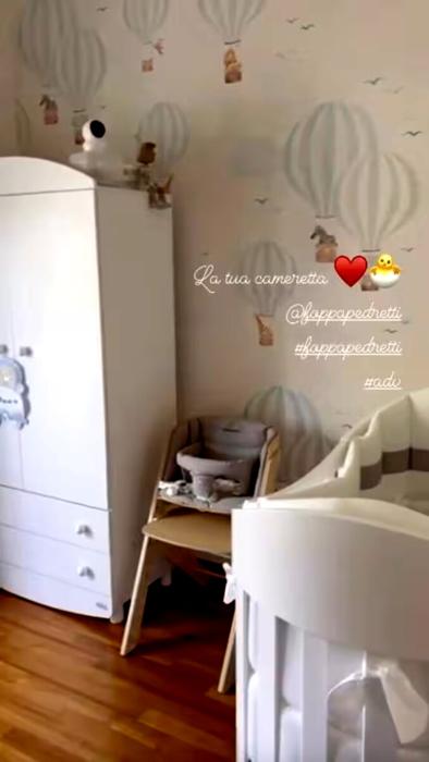 I mobili della cameretta sono tutti su tonalità chiare, foto @mirimeo via Instagram cameretta figlio miriam leone
