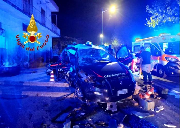 carabinieri incidente campagna foto vigili del fuoco