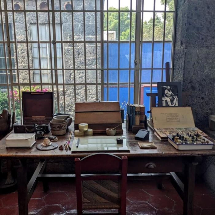 Uno scorcio dello studio di Frida Kahlo, foto @alexfarthing7 via Instagram casa azul frida-10