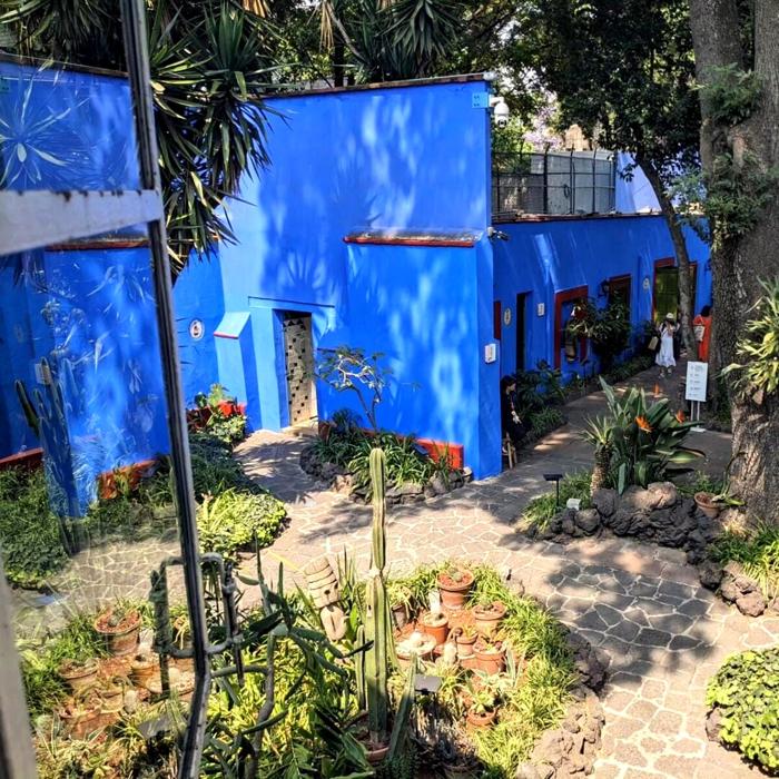 Il cortile di Casa Azul di Frida, foto @alexfarthing7 via Instagram casa azul frida-3