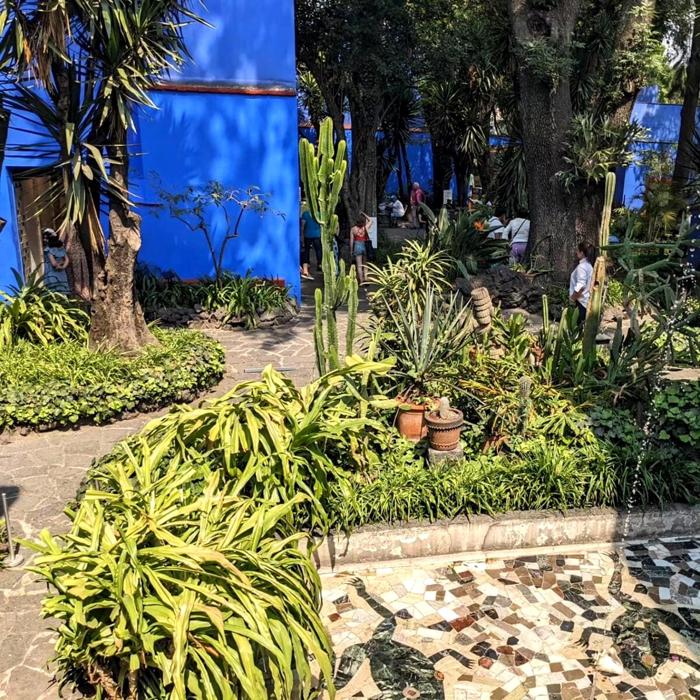 Uno scorcio del cortile di Casa Azul, foto @alexfarthing7 via Instagram casa azul frida-6