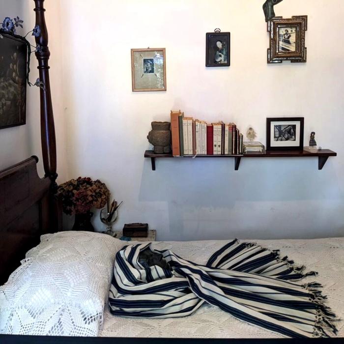 Camera da letto di Frida, foto @alexfarthing7 via Instagram casa azul frida-8