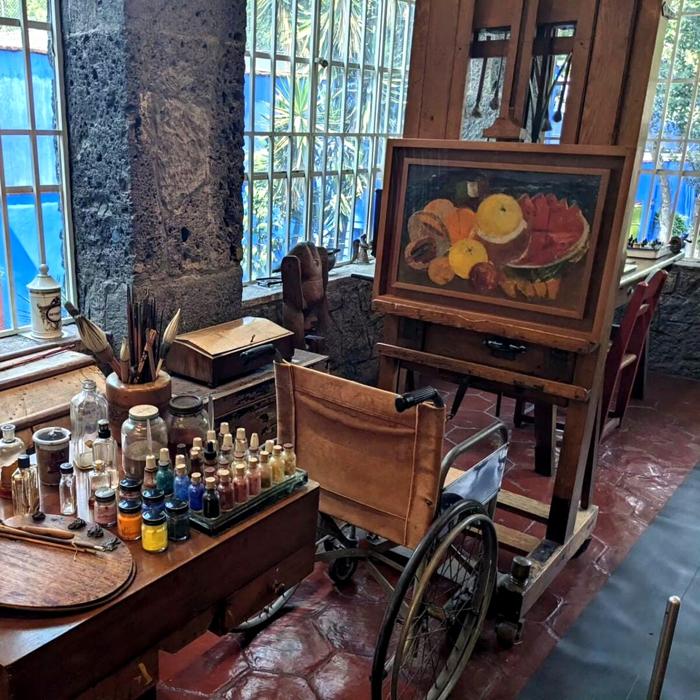 Lo studio di Frida Kahlo, foto @alexfarthing7 via Instagram casa azul frida-9