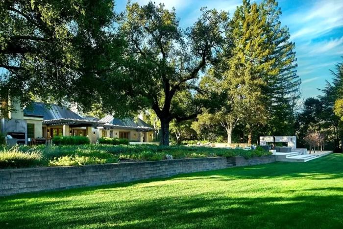 La casa è circondata da un ampio giardino, foto New York Post casa mark zuckerberg california-3