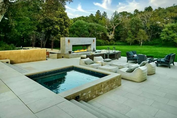 Nel giardino c'è una piscina idromassaggio, foto New York Post casa mark zuckerberg california-6