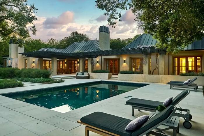 La casa ha una grande piscina, foto New York Post casa mark zuckerberg california-7