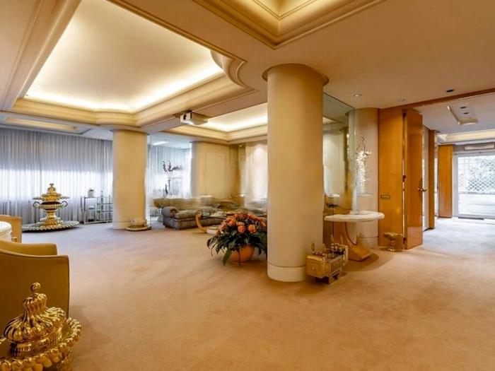 La sala principale nella casa di Raffaella Carrà, foto Engel & Völkers casa raffaella carrà-3