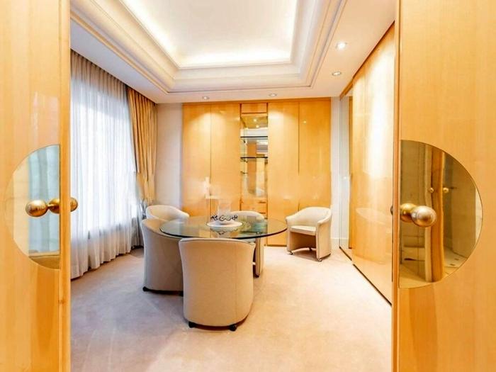 Una delle stanze da adibire come ufficio, foto Engel & Völkers casa raffaella carrà-4