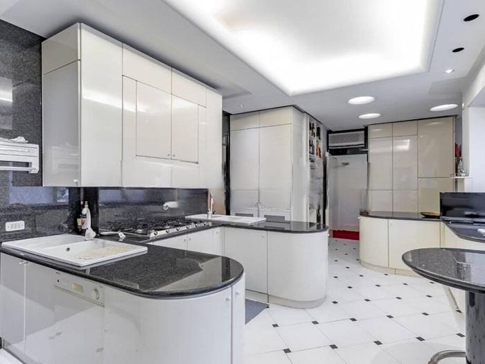La cucina nella casa ha il montacarichi, foto Engel & Völkers casa raffaella carrà-5