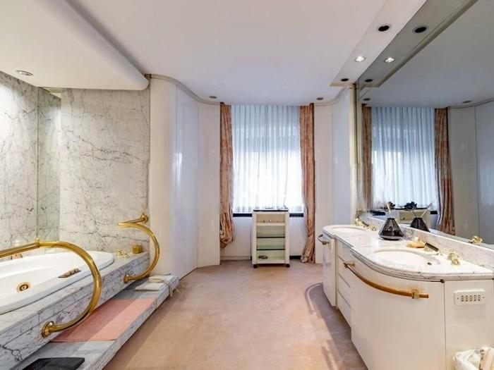 Uno dei bagni nella casa di Raffaella Carrà, foto Engel & Völkers casa raffaella carrà-7