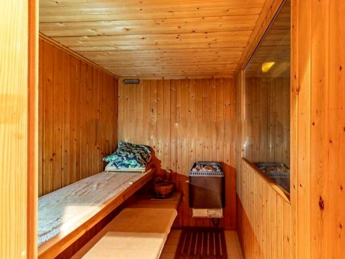All'interno della casa di Raffaella Carrà c'è una sauna, foto Engel & Völkers casa raffaella carrà-8