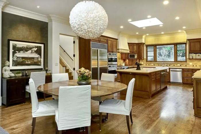 La cucina è ampia e dotata di tutto, foto New York Post casa zuckerberg california-2