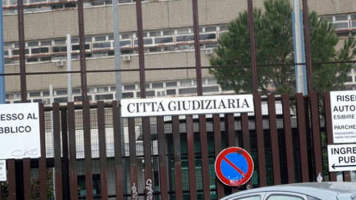 Poliziotto di Roma coinvolto in scandalo sessuale con minorenne