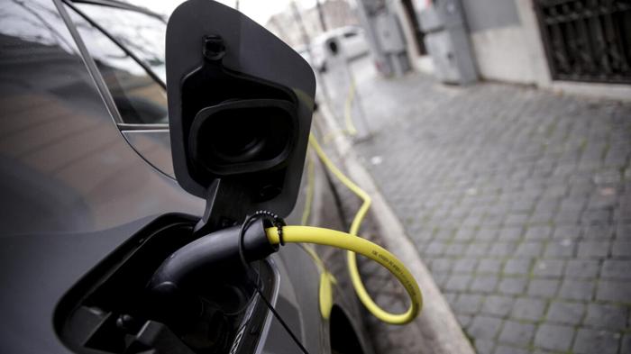 Costi in aumento per la ricarica delle auto elettriche in Italia