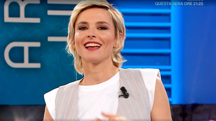 Francesca Fialdini ospita Rita Pavone e altri ospiti in ‘Da noi… a ruota libera’