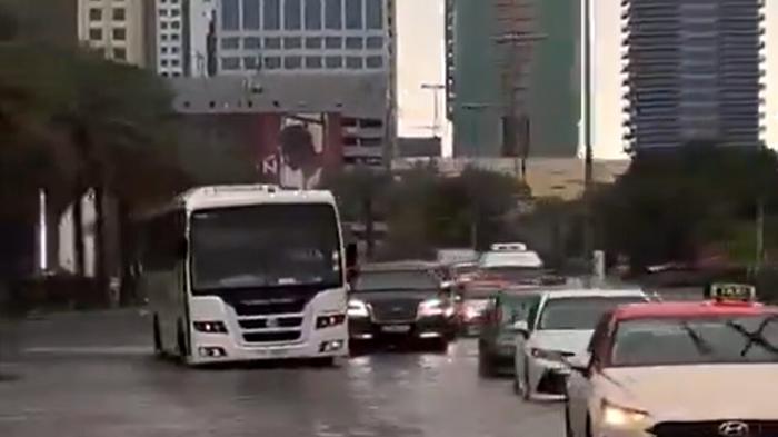 Tempesta a Dubai: caos e inondazioni colpiscono la città