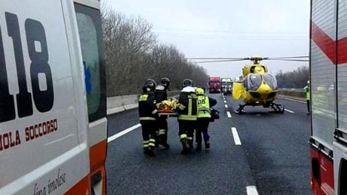 Salvataggio notturno sull’autostrada: due giovani in pericolo