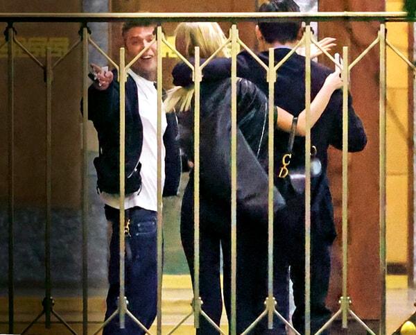 Fedez che vede i fotografi fuori da casa sua, foto da Chi-2 Fedez che vede i fotografi fuori da casa sua, foto da Chi-2