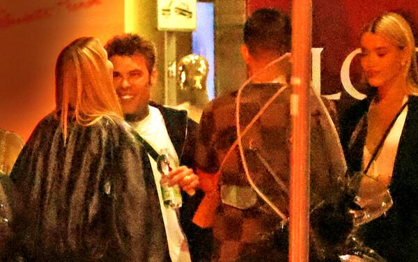 Fedez con gli amici e le due misteriose ragazze, foto da Chi-2 Fedez con gli amici e le due misteriose ragazze, foto da Chi-2