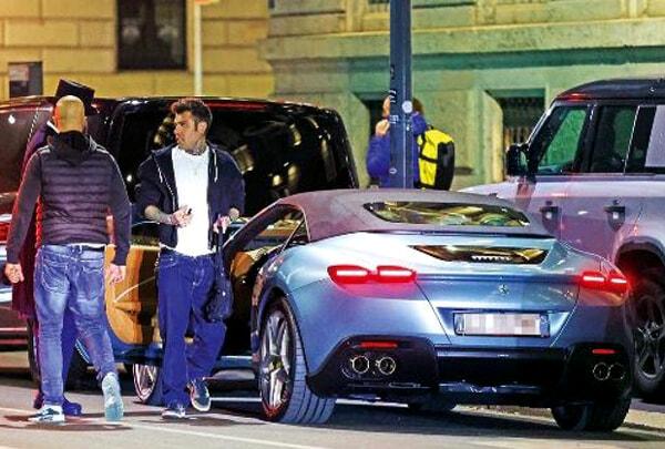 Fedez e la sua nuova Ferrari, foto da Chi-2 Fedez e la sua nuova Ferrari, foto da Chi-2